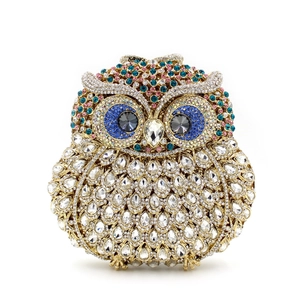 Détail macro de la pochette de soirée hibou ornée de strass étincelants et de bijoux