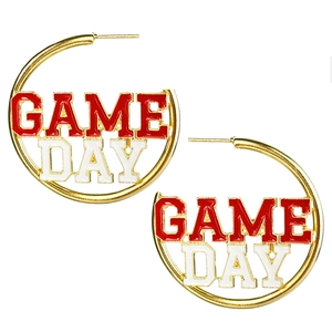 Λεπτομέρεια από χρυσούς κρίκους με σχέδιο GAME DAY από σμάλτο σε κόκκινο και λευκό