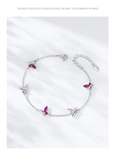 Dettaglio del bracciale in argento S925 con farfalle in zircone rosa e bordeaux raffinato