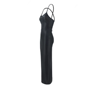 Dettaglio laterale di un abito bodycon nero in similpelle con finitura lucida