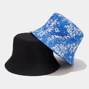 Reversible bucket hat with Great Wave print and plain black cotton design for sun protection