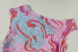 Nahaufnahme des Mesh-Tops mit abstraktem Print in Pink und Blau an Hals und Schulter