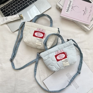 Mini sacs bandoulière matelassés crème et bleu clair avec étiquette cerise et sangle