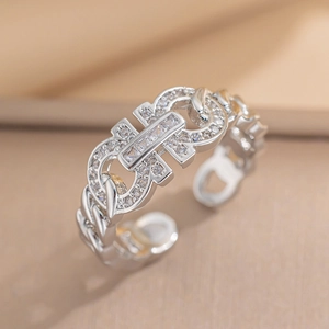Verstellbarer silberner Kettenring mit Pavé-Zirkonia für einen minimalistischen Look