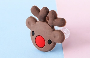 Makroaufnahme eines Weihnachtsrings mit Rentier-Motiv aus braunem 3D-Weichgummi
