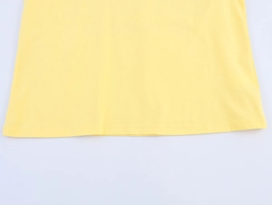 Dettaglio dell'orlo della t-shirt giallo brillante con doppie cuciture di alta qualità