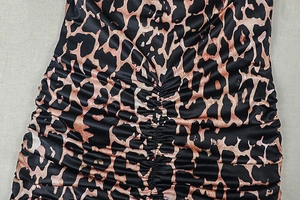Detailaufnahme des Kleides mit Leopardenmuster, eleganter Raffung und elastischem Stoff