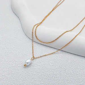 Double-layered gold chain necklace featuring a natural white baroque pearl pendant