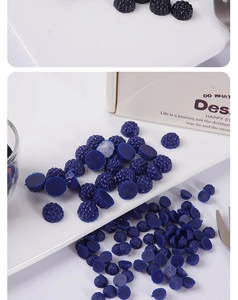 Gros plan de mini breloques mûres en résine bleu foncé pour bricolage DIY