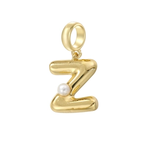Gros plan détaillé du pendentif lettre Z doré orné d'une perle blanche élégante