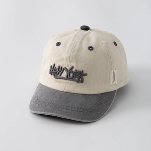 Détail de la broderie New York sur la casquette de baseball en toile beige et bleu