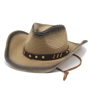 Dettaglio del cappello da cowboy in paglia vintage con fascia in pelle e borchie