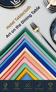 Variedad de servilletas de tela de colores apiladas con vajilla para decoración de hotel