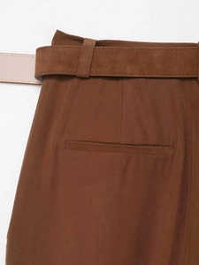 Détail du pantalon marron montrant les passants de ceinture et les coutures de la poche