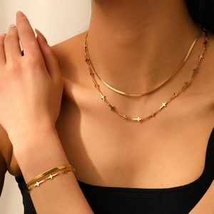 Ensemble collier et bracelet double épaisseur en maille serpent dorée avec croix