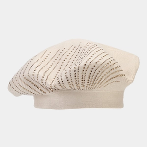 Texture de tricot détaillée du béret beige avec des ornements en strass brillants