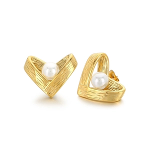 French vintage heart hollow pearl stud earrings with brushed gold metallic texture