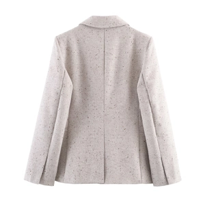 Vue arrière d'un blazer cintré en tweed pour femme, couleur avoine, sur fond blanc