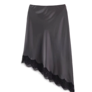 Jupe élégante en satin gris foncé avec ourlet asymétrique en dentelle noire