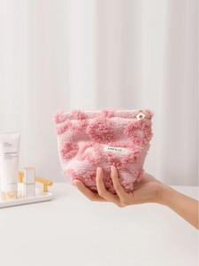 Trousse à maquillage en peluche rose avec motif cœur, étiquette H&R et zip fleur dorée