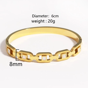 Détail d'un bracelet en titane doré 8mm avec incrustation de nacre et diamètre de 6cm