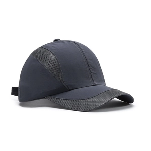 Berretto da baseball in rete grigio scuro da uomo con design sportivo per l'outdoor