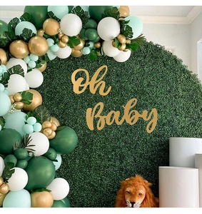 Gros plan d'un panneau en bois doré Oh Baby avec décoration de guirlande de ballons