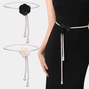 Elegante cintura a catena in perle con rose di velluto e nappe di perle a strati