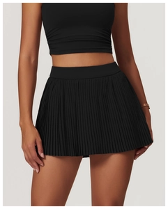 Nahaufnahme eines schwarzen Tennisrocks mit Falten, Gummibund und Slim-Fit-Crop-Top