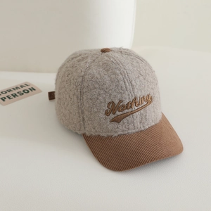 Détail de la casquette d'hiver avec broderie Nothing et texture en polaire