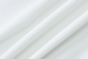 Vista macro dettagliata della trama del tessuto a coste bianco dell'abito smanicato