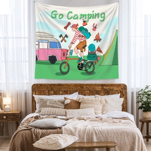 Détail d'une tapisserie murale de camping avec illustration colorée dans une chambre cosy