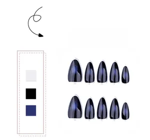 Détail de faux ongles en amande avec marbrures bleu foncé et pointes French blanches