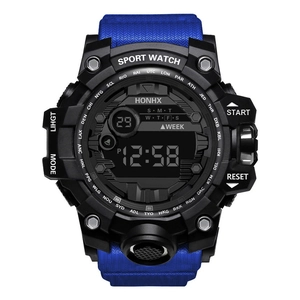 Détail d'une montre de sport numérique avec bracelet en nylon bleu et boîtier multifonction