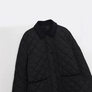 Damen Steppjacke in Schwarz mit Cordkragen und großen Taschen mit Druckknöpfen