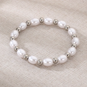 Détails de perles d'eau douce ovales et de billes en acier argenté sur le bracelet