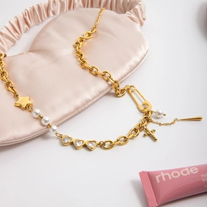 Collier doré multi-éléments avec perles, cristaux en cœur et étoiles sur soie blanche