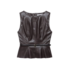 Haut sans manches en similicuir marron foncé avec ceinture noire fine et ourlet volanté