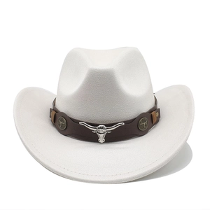Détail d'un chapeau de cowboy blanc avec bandeau en cuir brun et ornement de longhorn