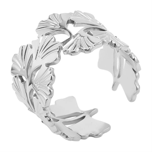 Gros plan d'une bague feuille de ginkgo argentée avec design creux et anneau ouvert