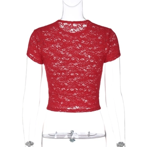 Gros plan du motif en dentelle florale rouge au dos du crop top ajusté à manches courtes