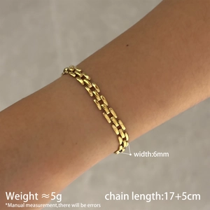Détail du bracelet chaîne doré à motif de briques porté au poignet avec ses dimensions