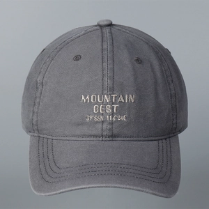 Λεπτομερές κέντημα κειμένου Mountain Best και συντεταγμένων σε σκούρο γκρι καπέλο