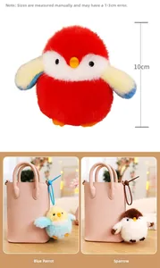 Détail de porte-clés oiseaux en peluche style moineau et perroquet sur un sac