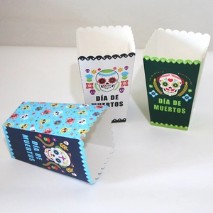 Vue détaillée des boîtes à pop-corn Día de Muertos avec motifs de crânes en sucre colorés