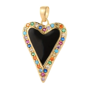 Ciondolo a cuore in oro 18K con pietra nera centrale e zirconi colorati su sfondo bianco