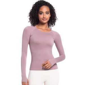 Dettaglio del design del foro per il pollice sulla manica di una maglia sportiva rosa polvere