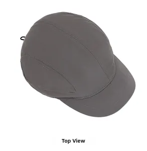 Vista dall'alto di berretto da ciclismo in nylon grigio scuro ad asciugatura rapida con visiera corta