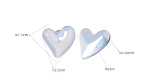 Detailed size specifications for heart-shaped resin stud earrings in iridescent white