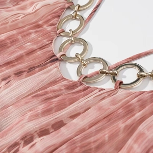 Abito lungo a pieghe tie-dye rosa con dettaglio ad anello metallico dorato al collo